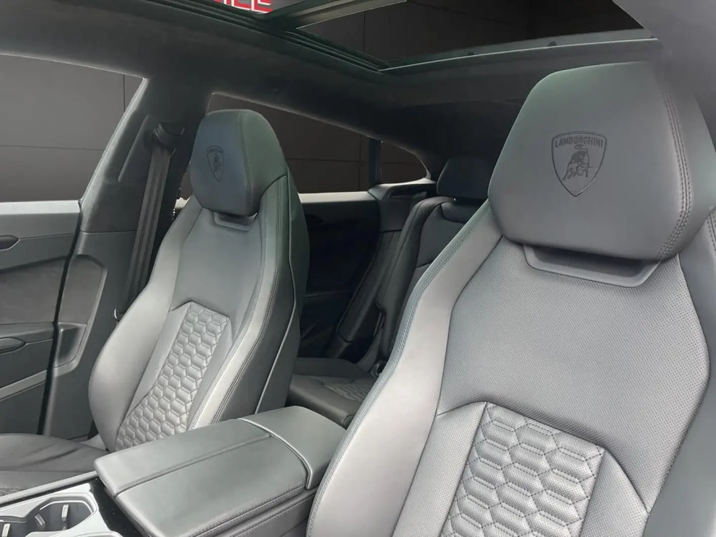 Urus B&O PANO 23  MASSAGE AMBIENTE