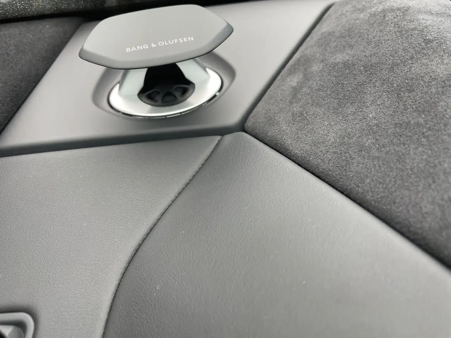 Urus B&O PANO 23  MASSAGE AMBIENTE