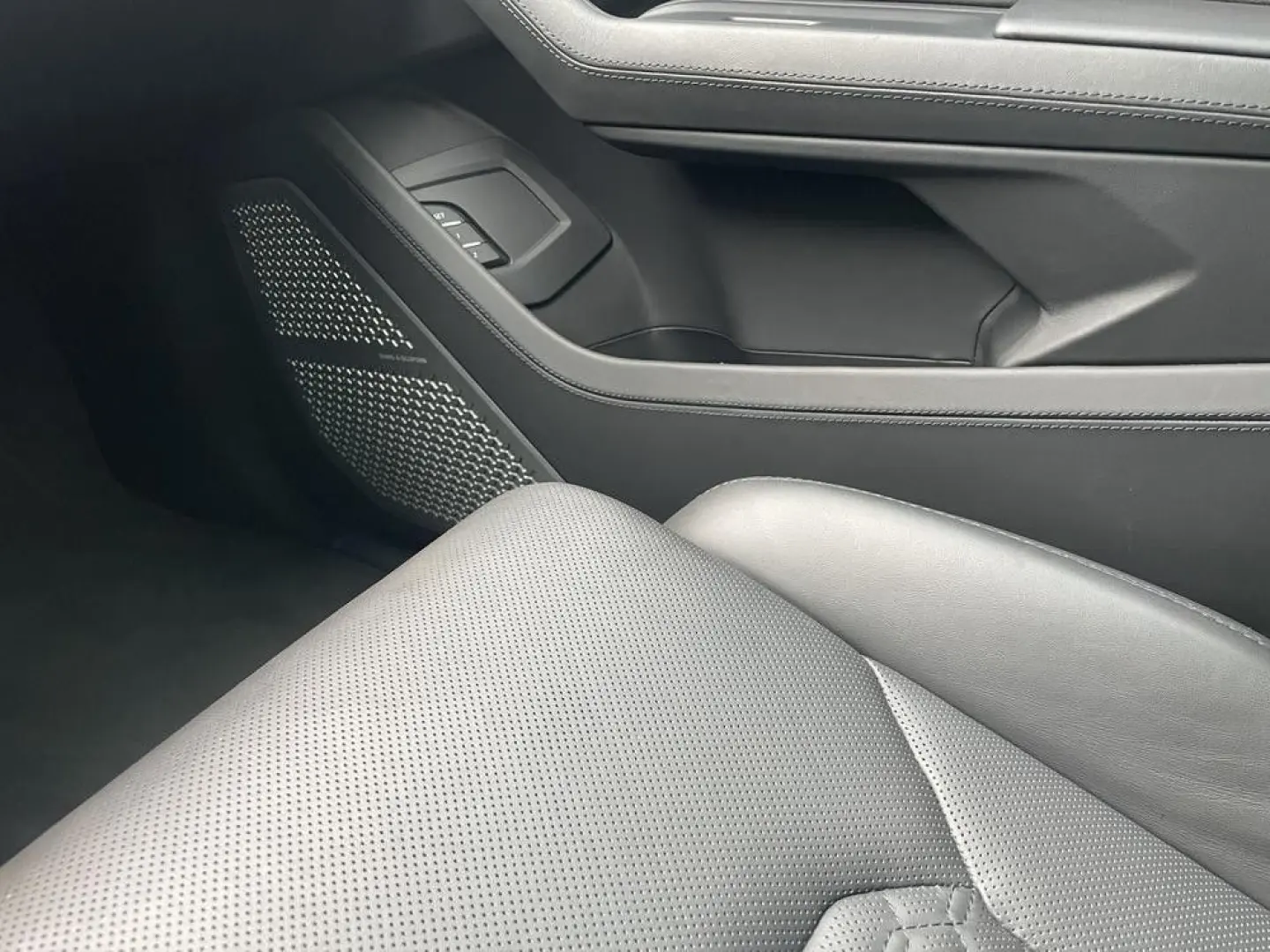 Urus B&O PANO 23  MASSAGE AMBIENTE