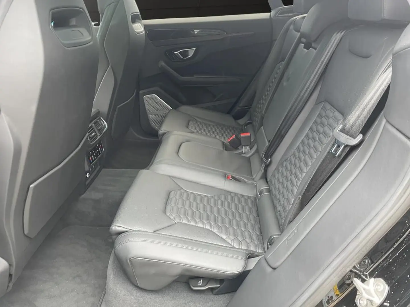 Urus B&O PANO 23  MASSAGE AMBIENTE