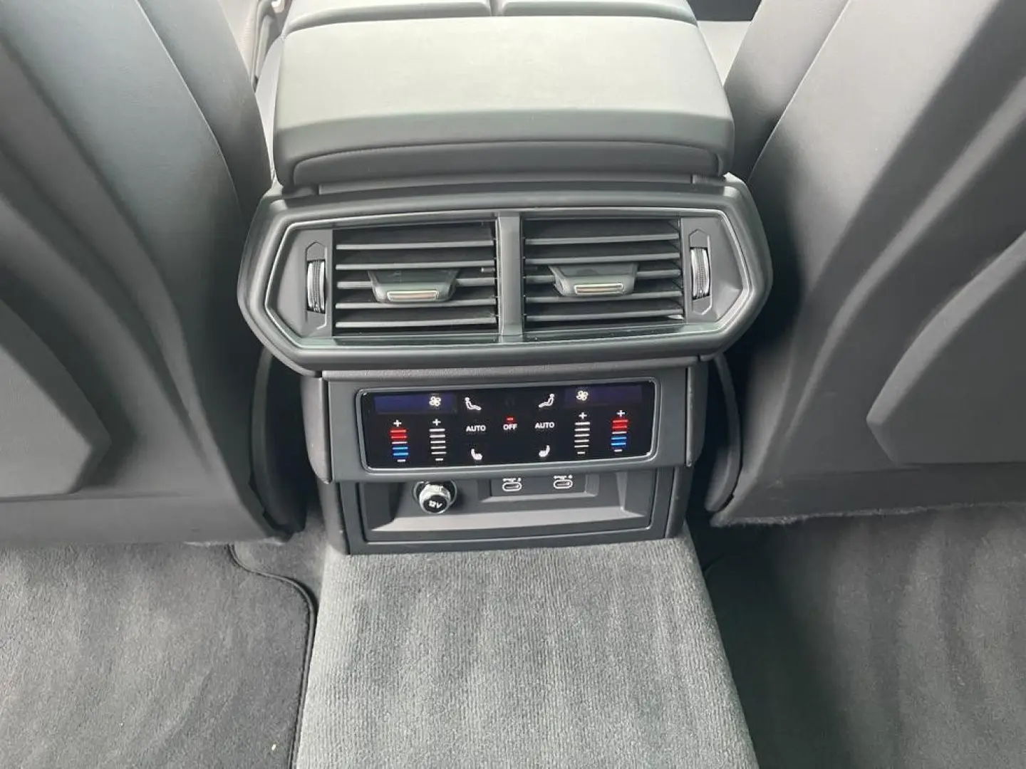 Urus B&O PANO 23  MASSAGE AMBIENTE