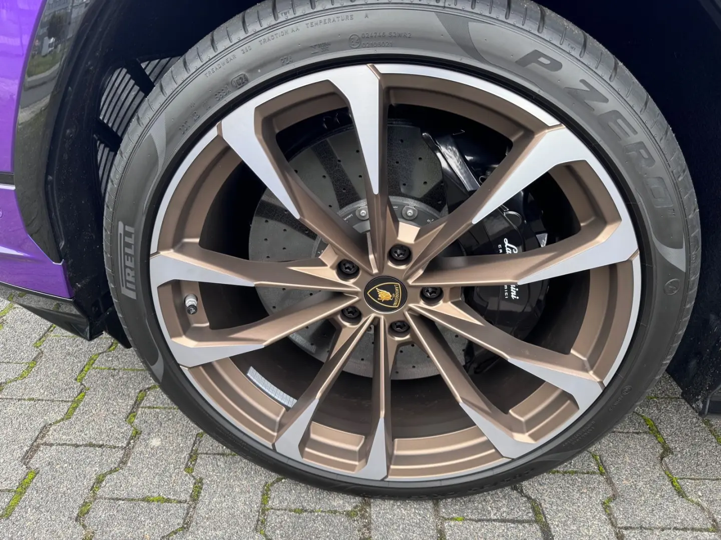 Urus S Viola Mithras-Nero Ade Acrapovich