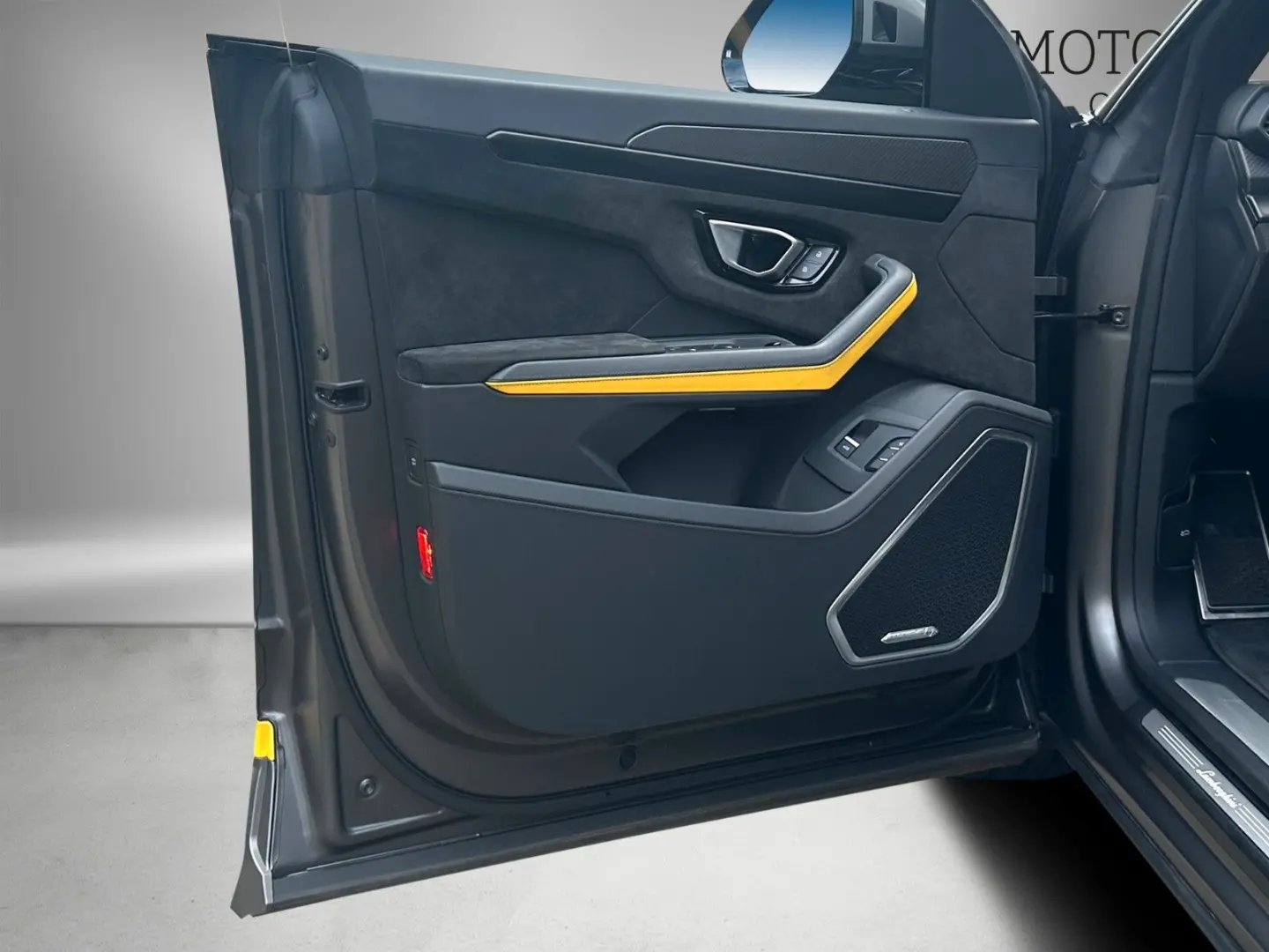 Urus Graphite Capsule