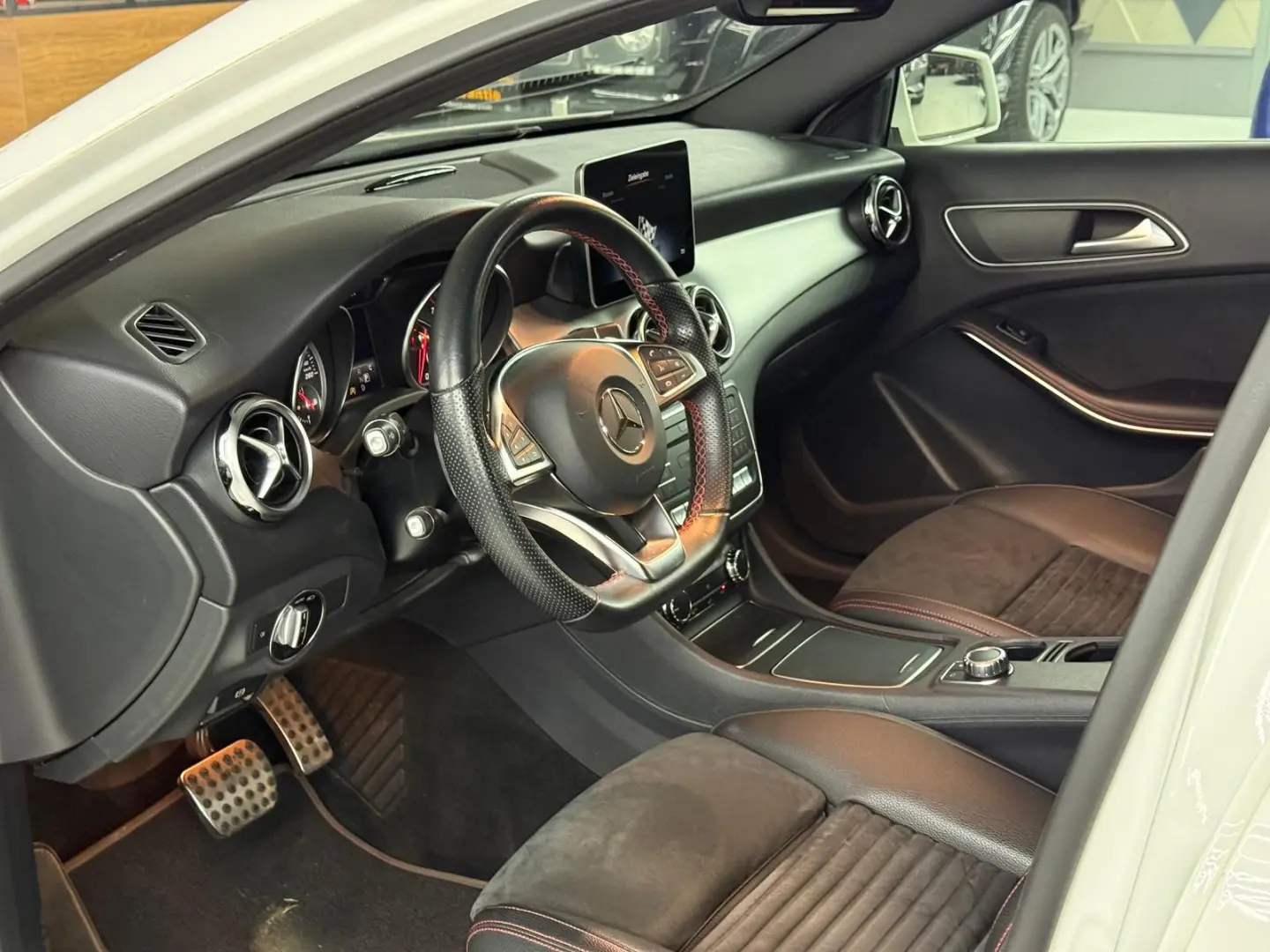 GLA 200 AMG LINE PANO SHZ PDC NAVI ACC LED