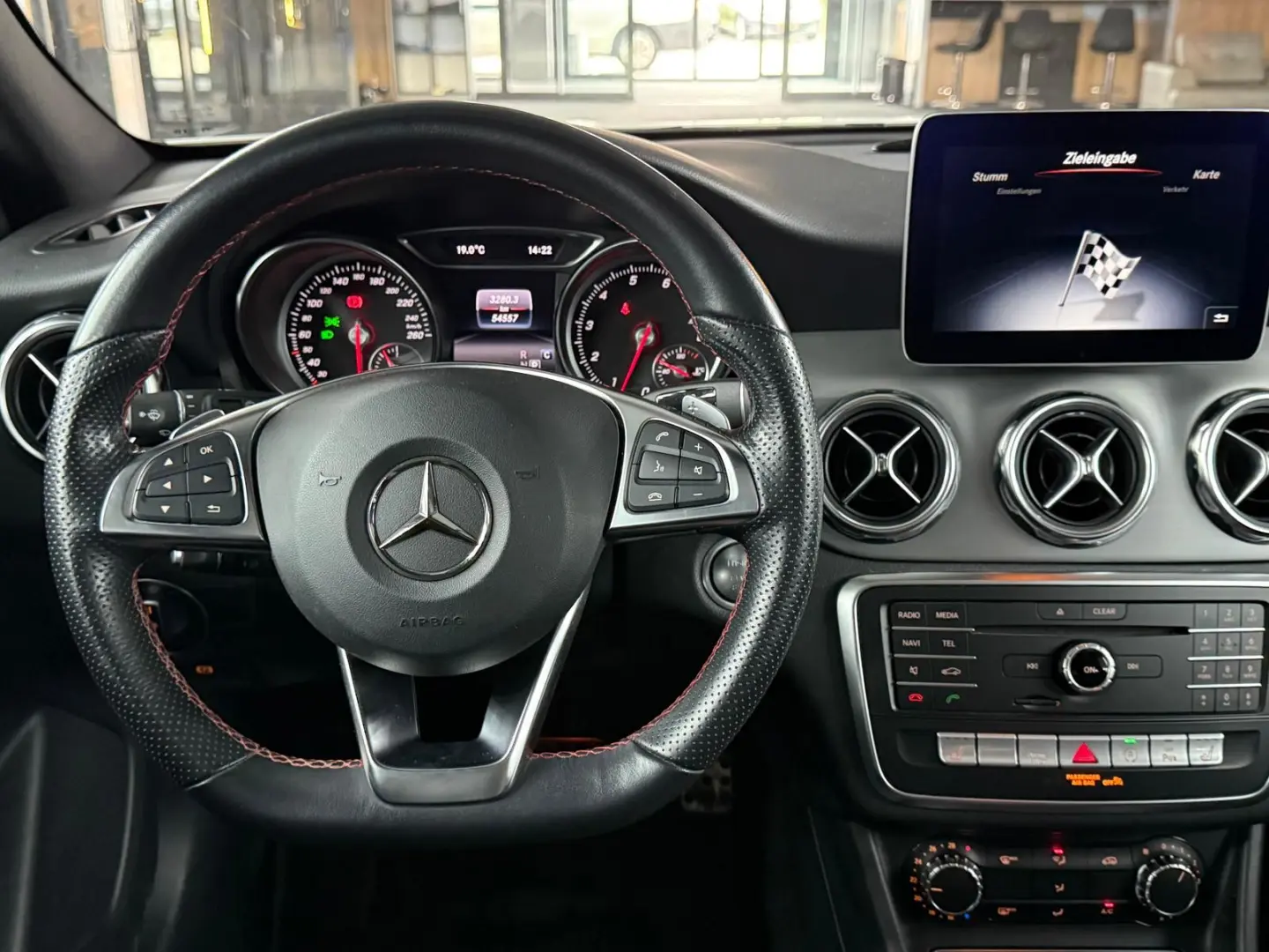 GLA 200 AMG LINE PANO SHZ PDC NAVI ACC LED