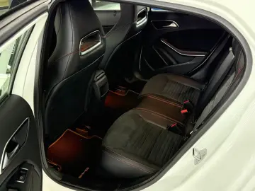 GLA 200 AMG LINE PANO SHZ PDC NAVI ACC LED