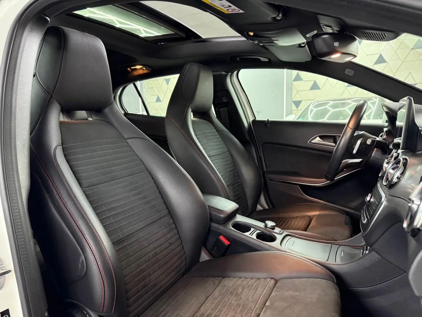 GLA 200 AMG LINE PANO SHZ PDC NAVI ACC LED