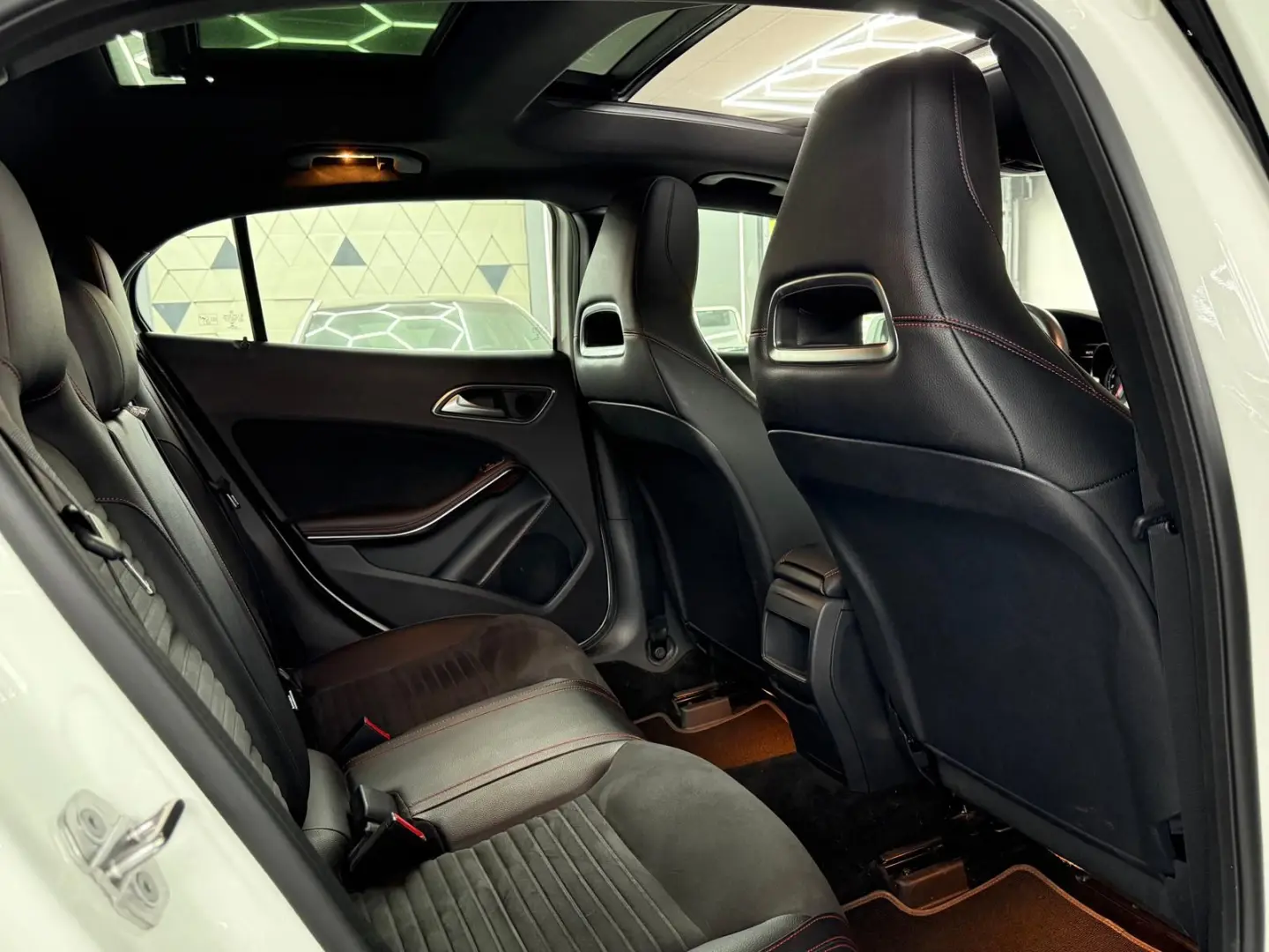 GLA 200 AMG LINE PANO SHZ PDC NAVI ACC LED