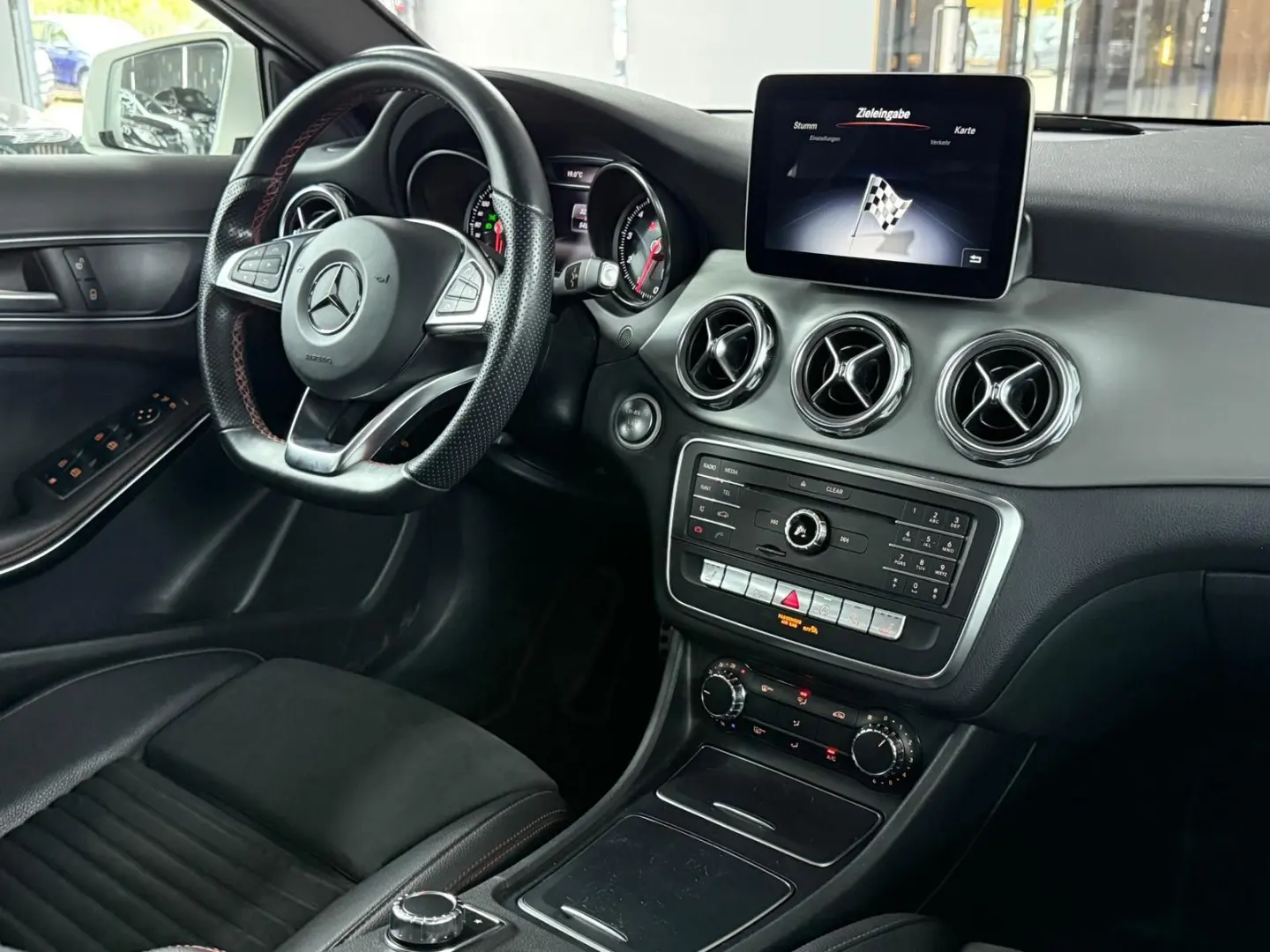 GLA 200 AMG LINE PANO SHZ PDC NAVI ACC LED