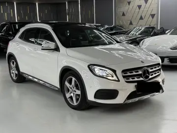 GLA 200 AMG LINE PANO SHZ PDC NAVI ACC LED