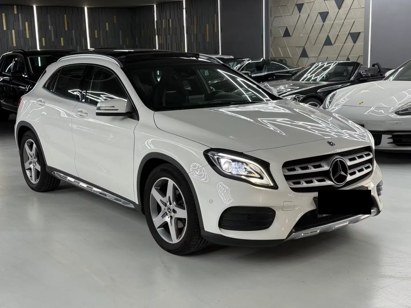 GLA 200 AMG LINE PANO SHZ PDC NAVI ACC LED