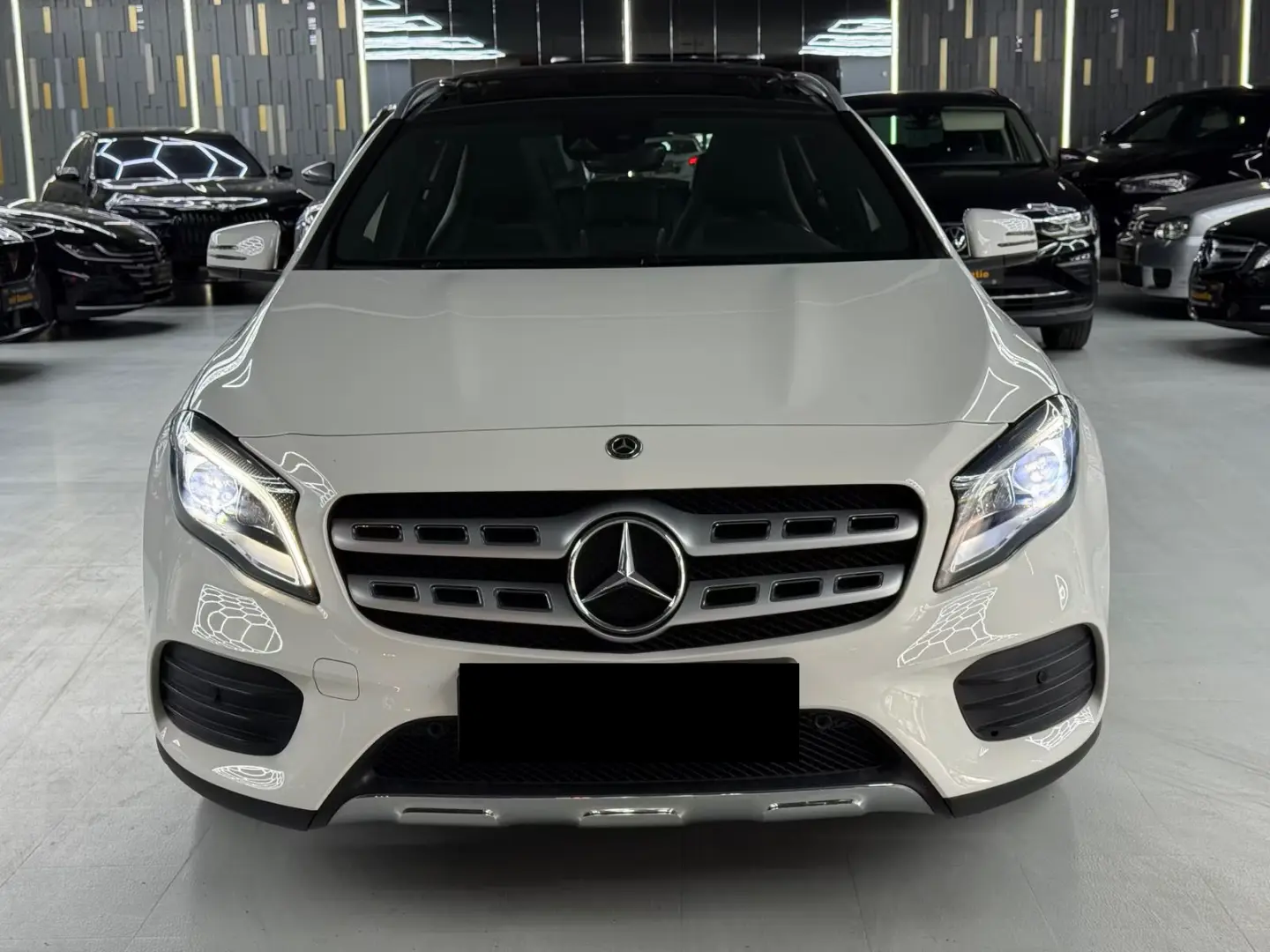 GLA 200 AMG LINE PANO SHZ PDC NAVI ACC LED