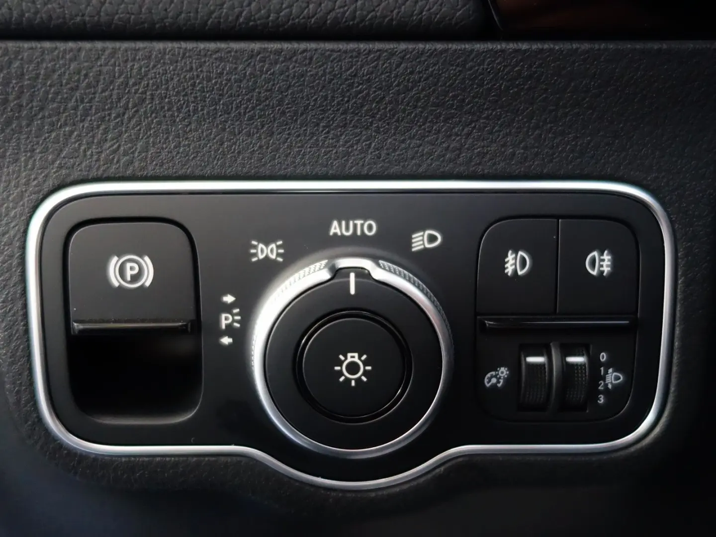 GLA 180 d Aut.8G-DCT NAVI LEDER Kamera 1.Hand!