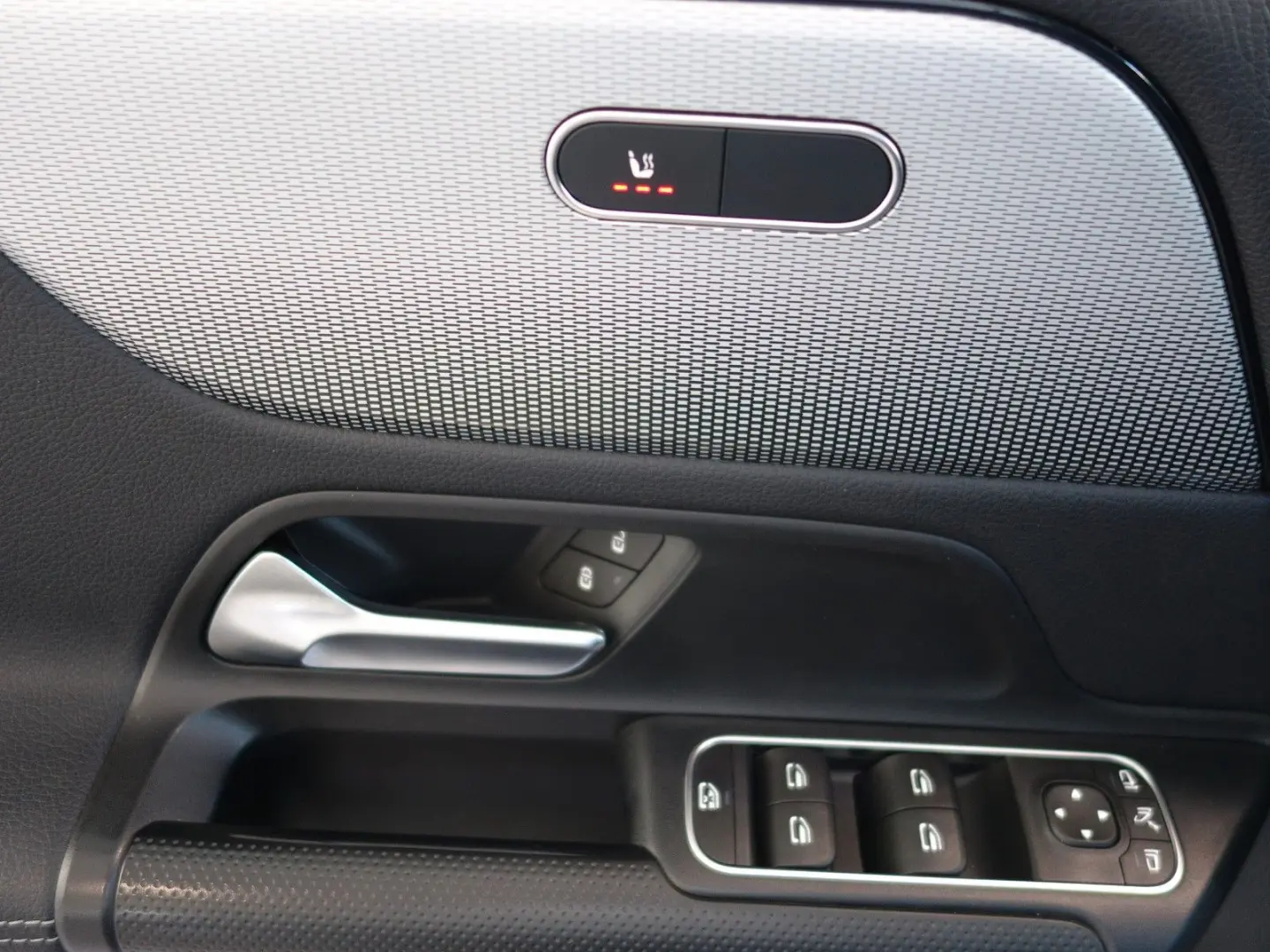 GLA 180 d Aut.8G-DCT NAVI LEDER Kamera 1.Hand!