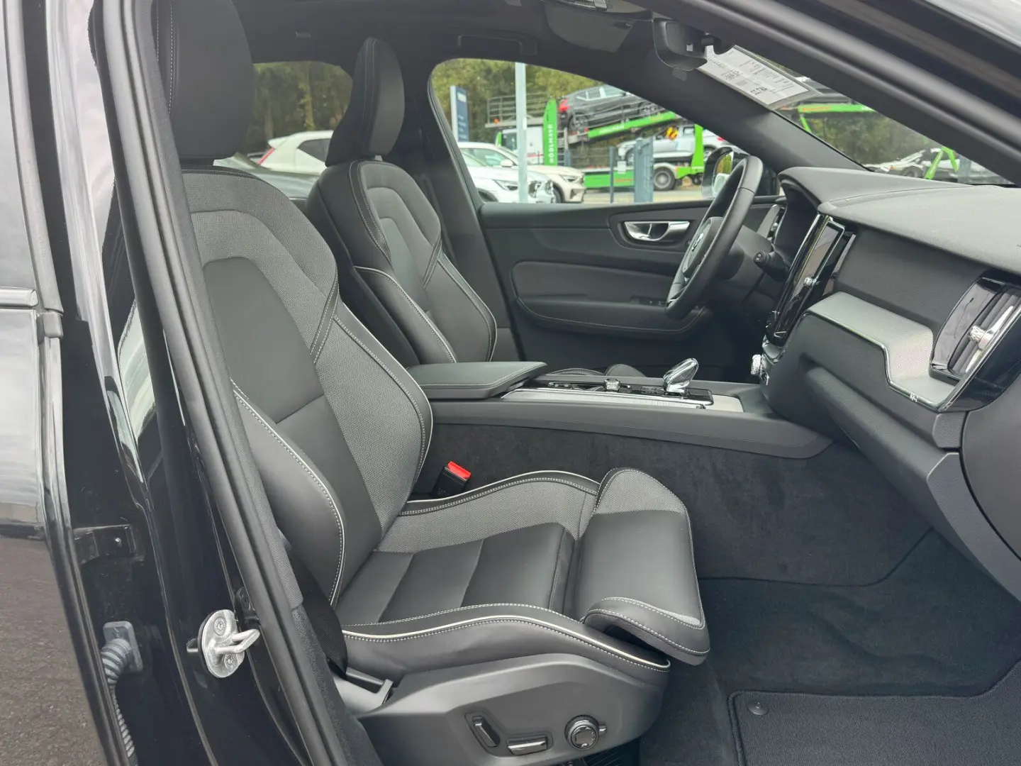 XC60 Recharge T6 Plus Black Edition PILOT FLED