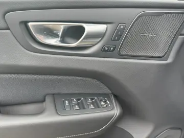 XC60 Recharge T6 Plus Black Edition PILOT FLED