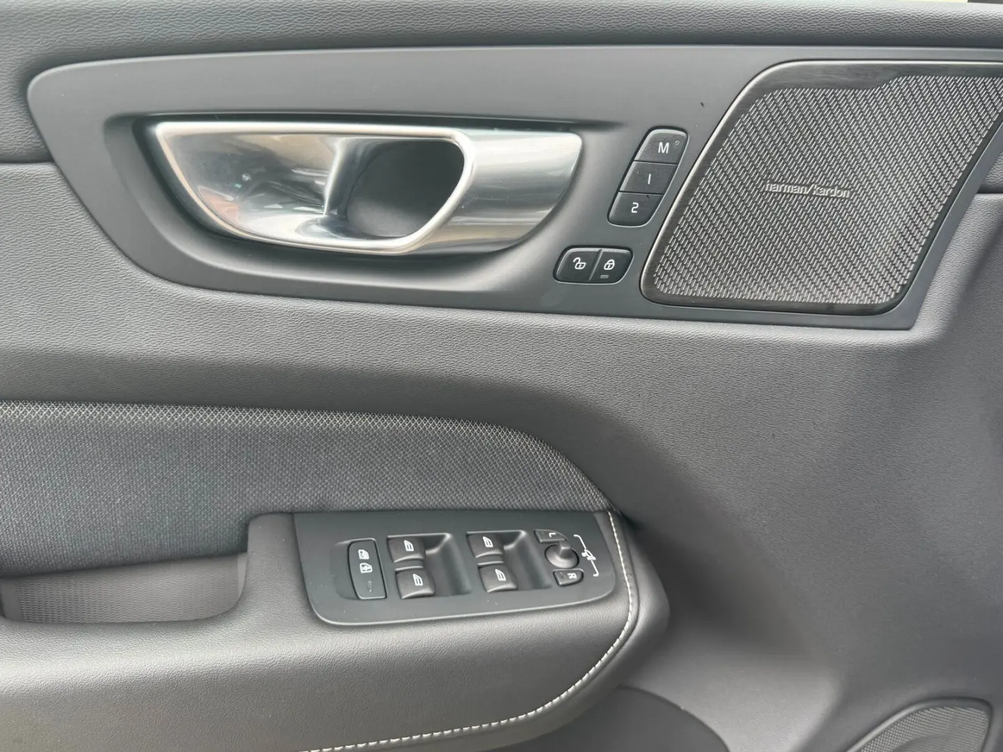 XC60 Recharge T6 Plus Black Edition PILOT FLED