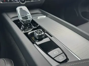 XC60 Recharge T6 Plus Black Edition PILOT FLED