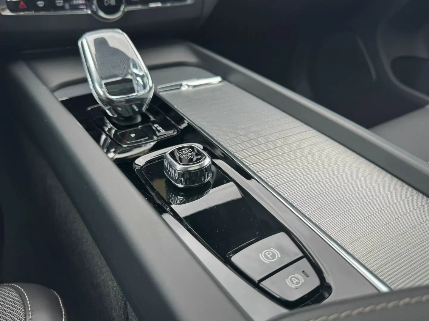 XC60 Recharge T6 Plus Black Edition PILOT FLED