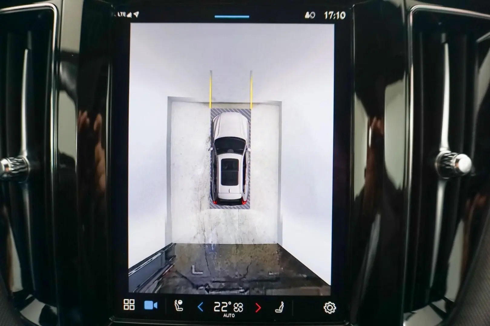 XC60 Plus Black Edition AWD Pano ACC 360K 21