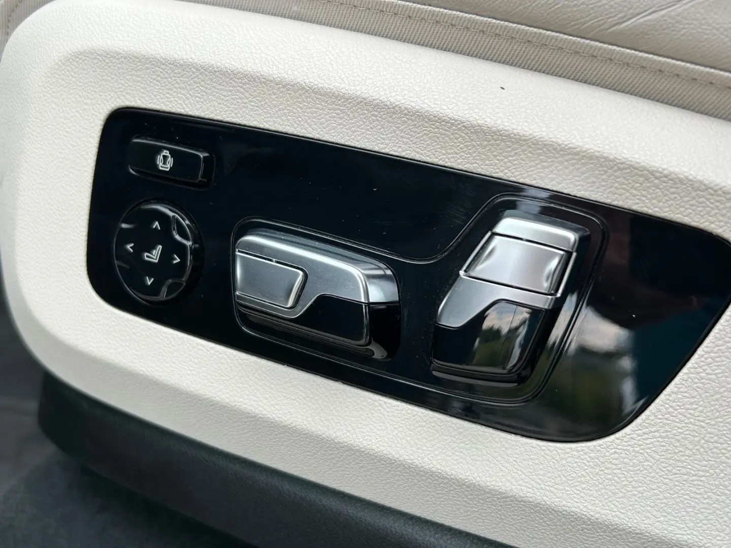 X7 M50 i Sky Lounge  Bowers & Wilkins