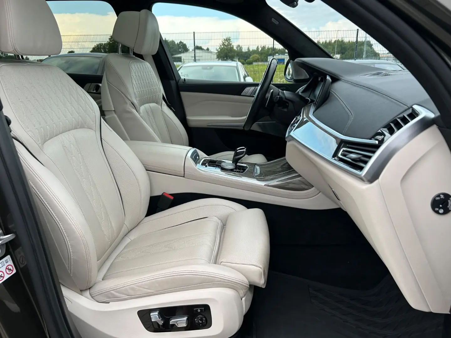 X7 M50 i Sky Lounge  Bowers & Wilkins