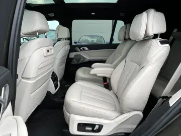 X7 M50 i Sky Lounge  Bowers & Wilkins