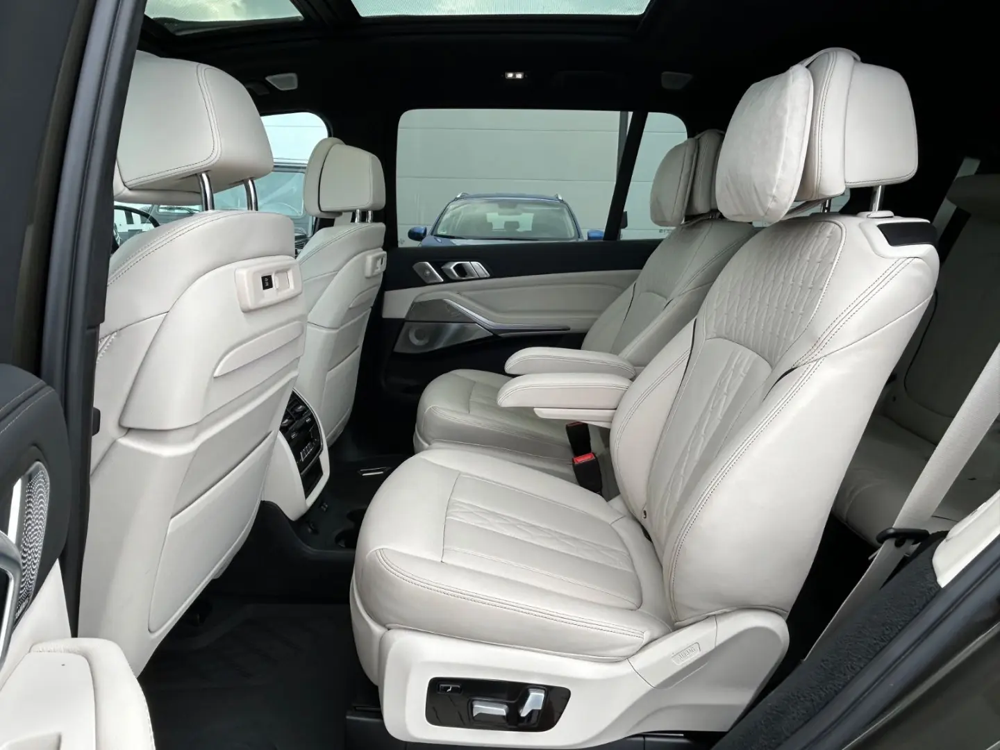 X7 M50 i Sky Lounge  Bowers & Wilkins