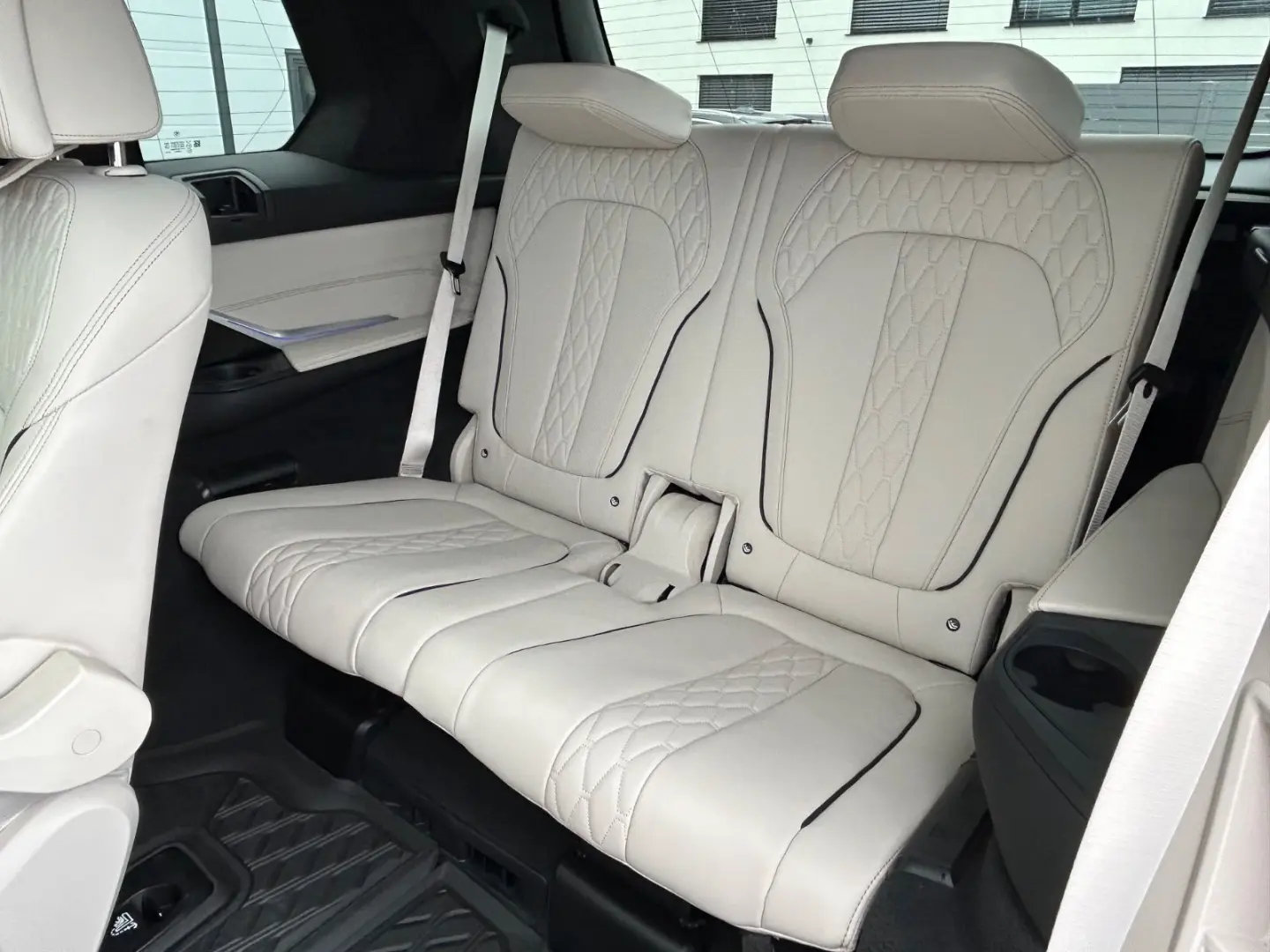 X7 M50 i Sky Lounge  Bowers & Wilkins