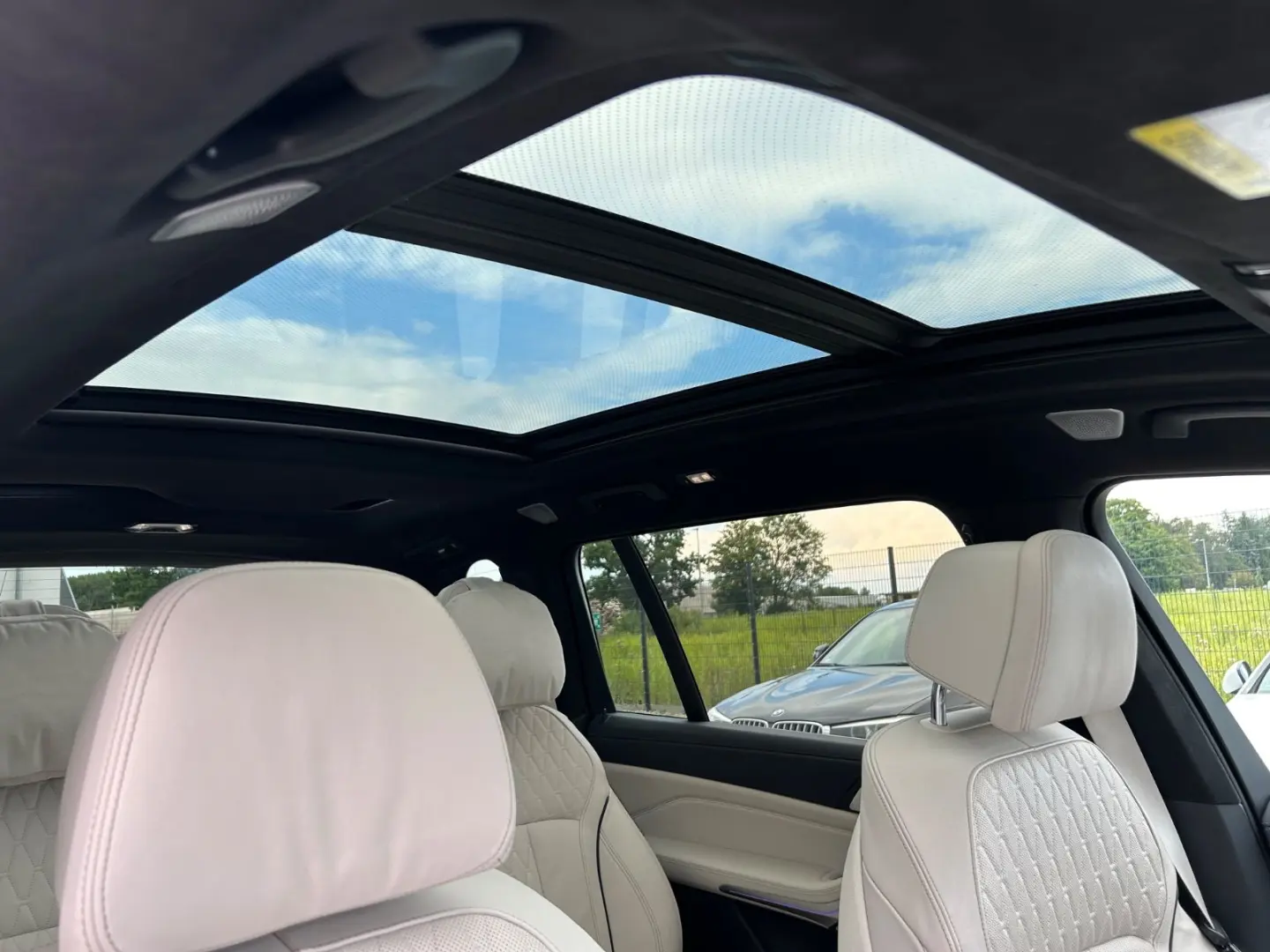 X7 M50 i Sky Lounge  Bowers & Wilkins