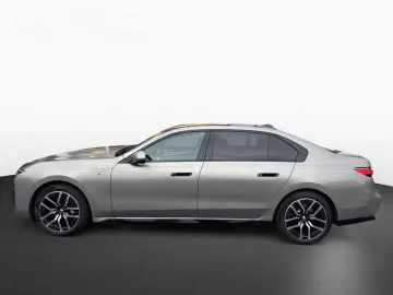 740d xDrive M SPORT SkyL Sthz AHK Autobahn B&W