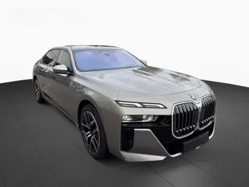 740d xDrive M SPORT SkyL Sthz AHK Autobahn B&W