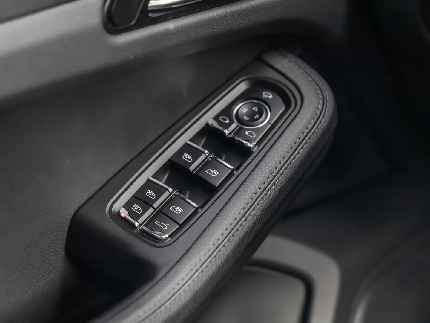 Macan 2.0T Basis OPF Navi Leder PDC LED PDK