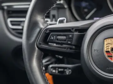 Macan 2.0T Basis OPF Navi Leder PDC LED PDK