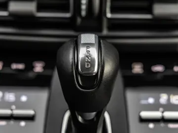 Macan 2.0T Basis OPF Navi Leder PDC LED PDK