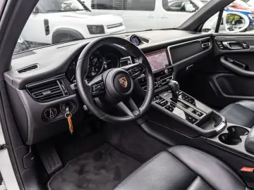 Macan 2.0T Basis OPF Navi Leder PDC LED PDK