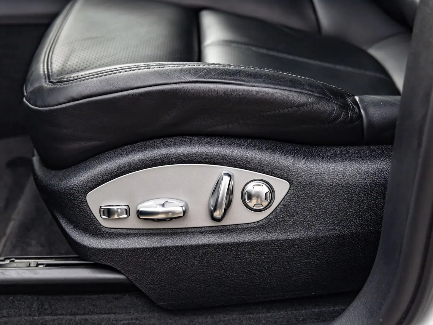 Macan 2.0T Basis OPF Navi Leder PDC LED PDK