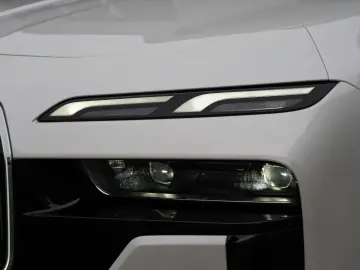 740 d xDrive M Sport SKYLOUNGE LUFT 360 B&W HUD