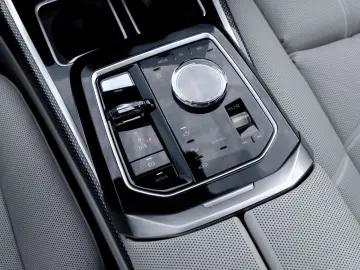 750e M SPORT.SKY.SOFTC.B&W.DR.ASS.360.INDIVIDUAL