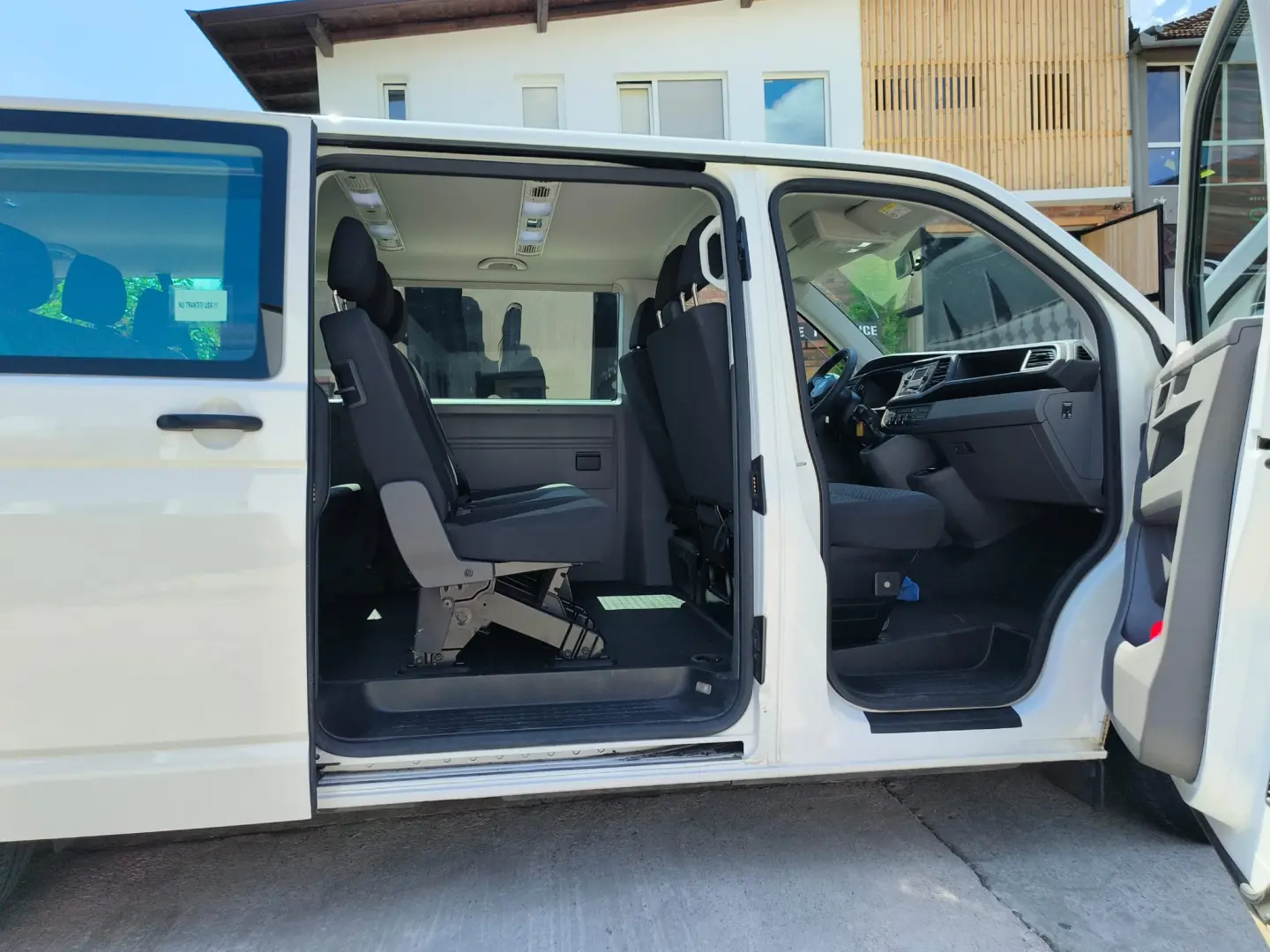 VOLKSWAGEN CARAVELE 2.0 TDI MANUAL 9 LOCURI