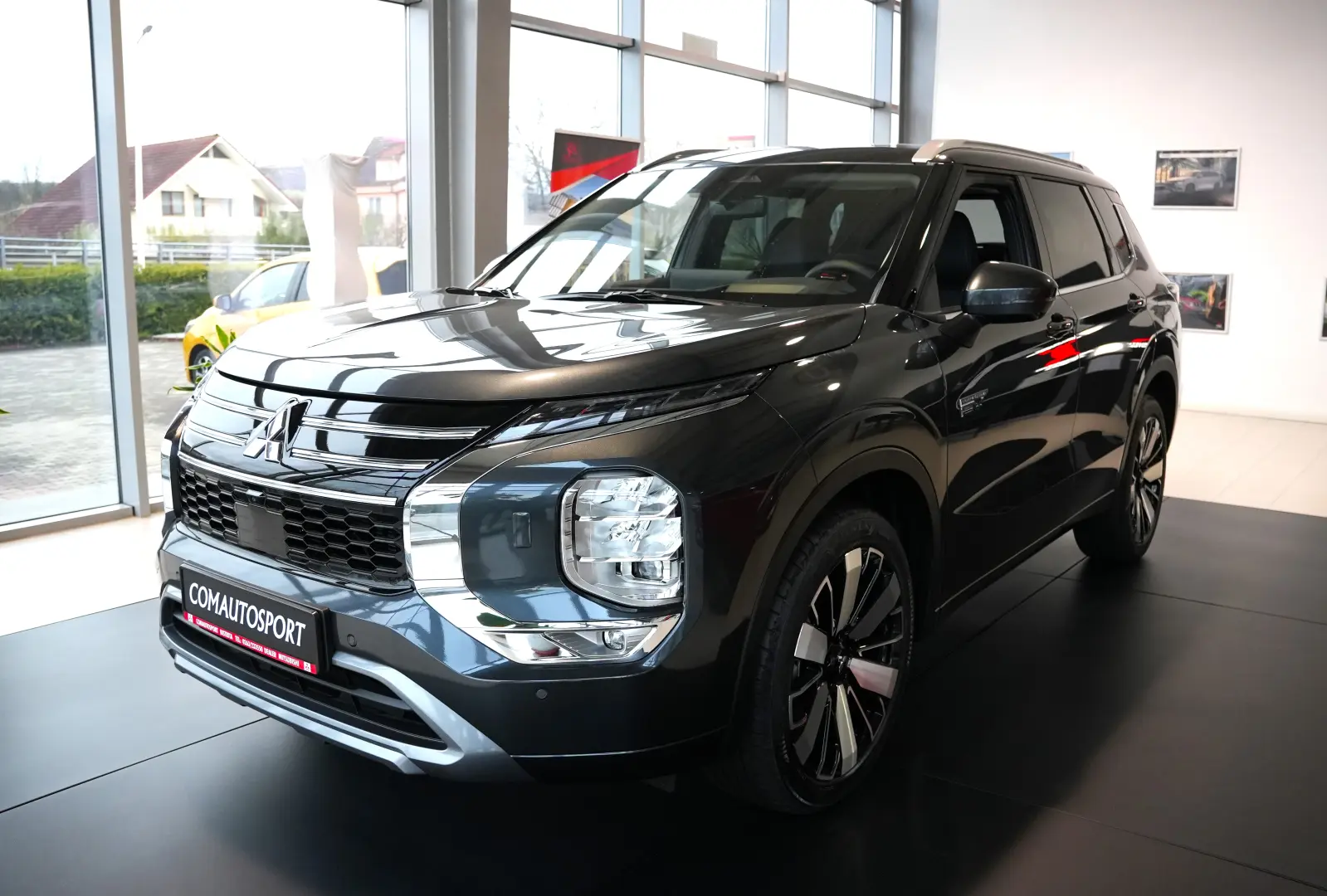 MITSUBISHI OUTLANDER PHEV 2.4L 4WD AT INSTYLE