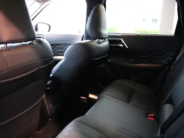 MITSUBISHI OUTLANDER PHEV 2.4L 4WD AT INSTYLE