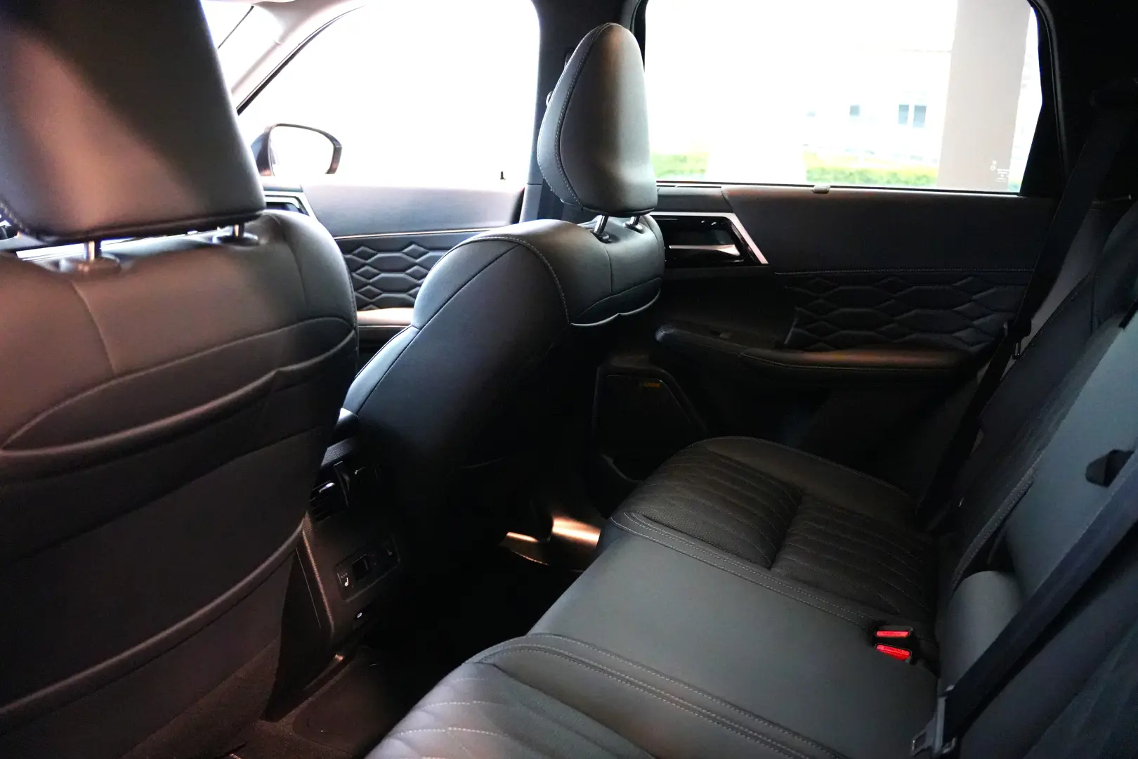 MITSUBISHI OUTLANDER PHEV 2.4L 4WD AT INSTYLE