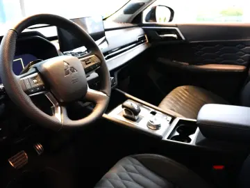 MITSUBISHI OUTLANDER PHEV 2.4L 4WD AT INSTYLE