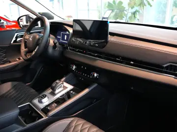 MITSUBISHI OUTLANDER PHEV 2.4L 4WD AT INSTYLE