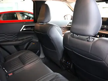 MITSUBISHI OUTLANDER PHEV 2.4L 4WD AT INSTYLE