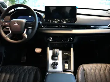 MITSUBISHI OUTLANDER PHEV 2.4L 4WD AT INSTYLE