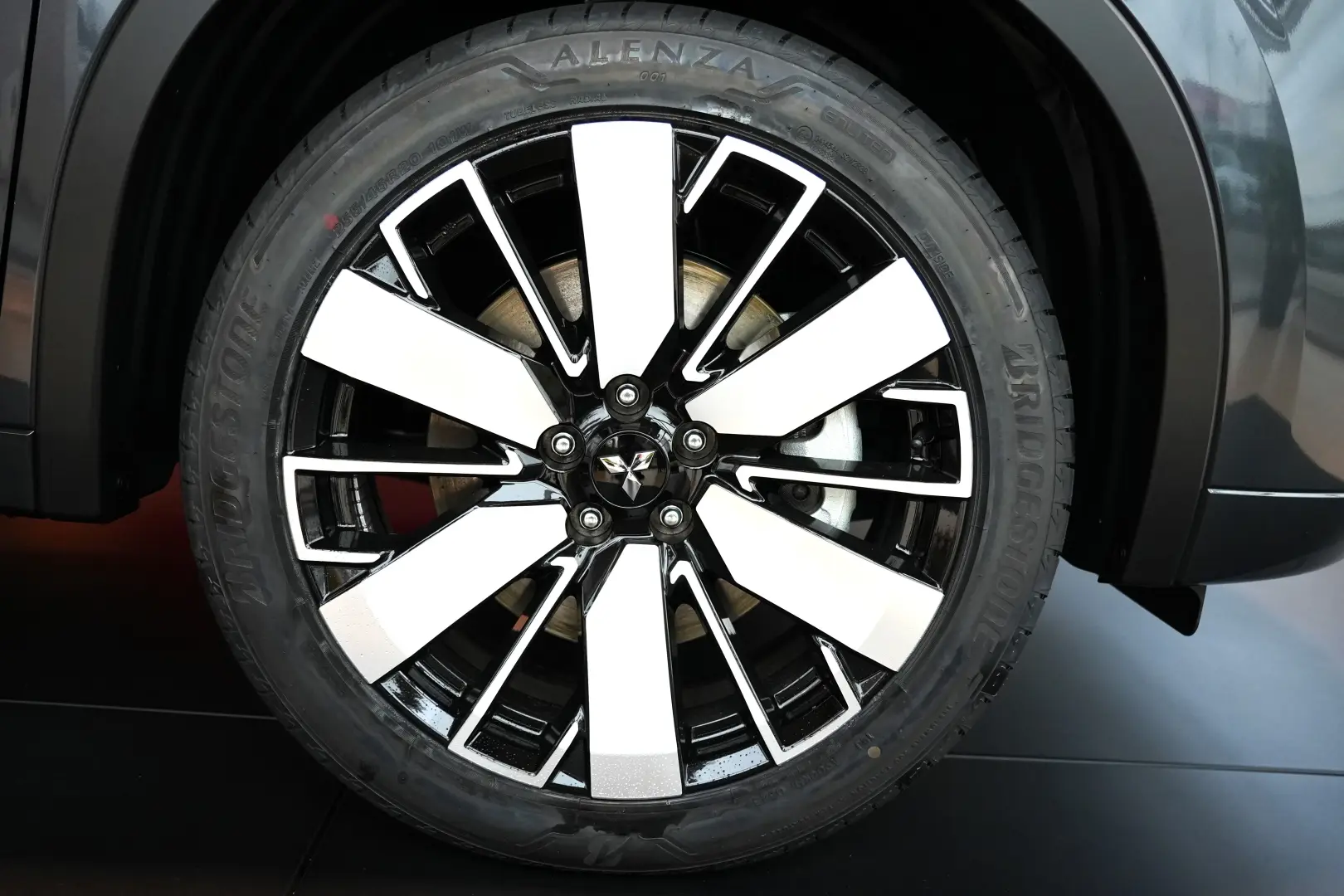 MITSUBISHI OUTLANDER PHEV 2.4L 4WD AT INSTYLE