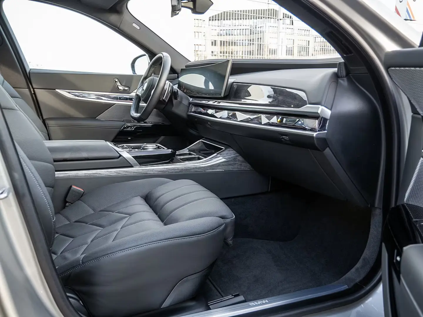 BMW 740 d xDrive TV   UȘI AUTOMATE