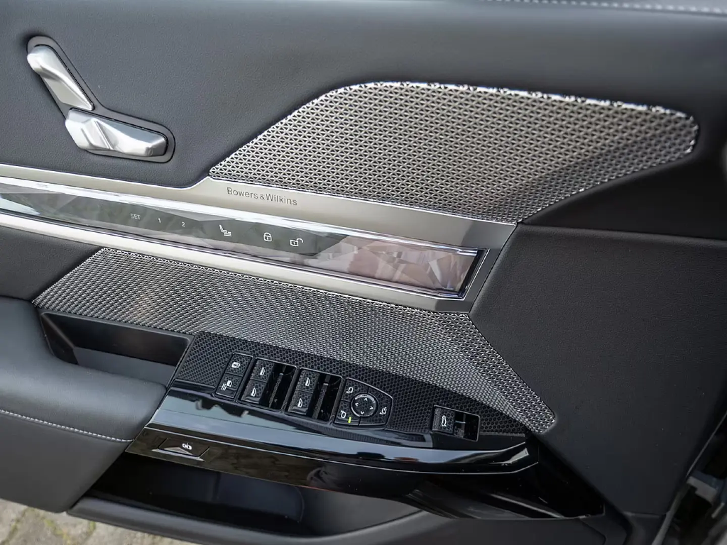 BMW 740 d xDrive TV   UȘI AUTOMATE